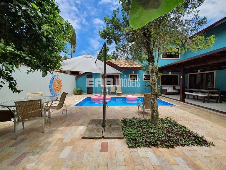 Casa com 3 dormitórios, piscina e churrasqueira