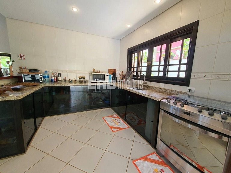 Casa com 3 dormitórios, piscina e churrasqueira