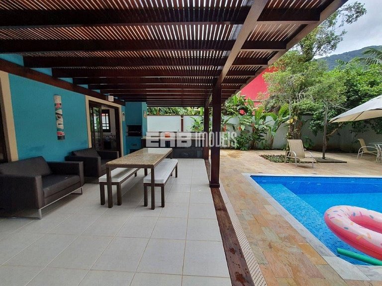 Casa com 3 dormitórios, piscina e churrasqueira