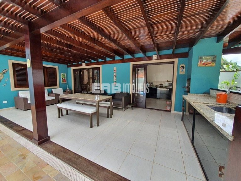 Casa com 3 dormitórios, piscina e churrasqueira