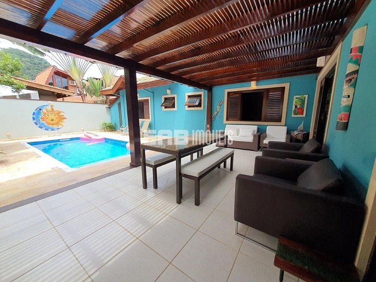 Casa com 3 dormitórios, piscina e churrasqueira