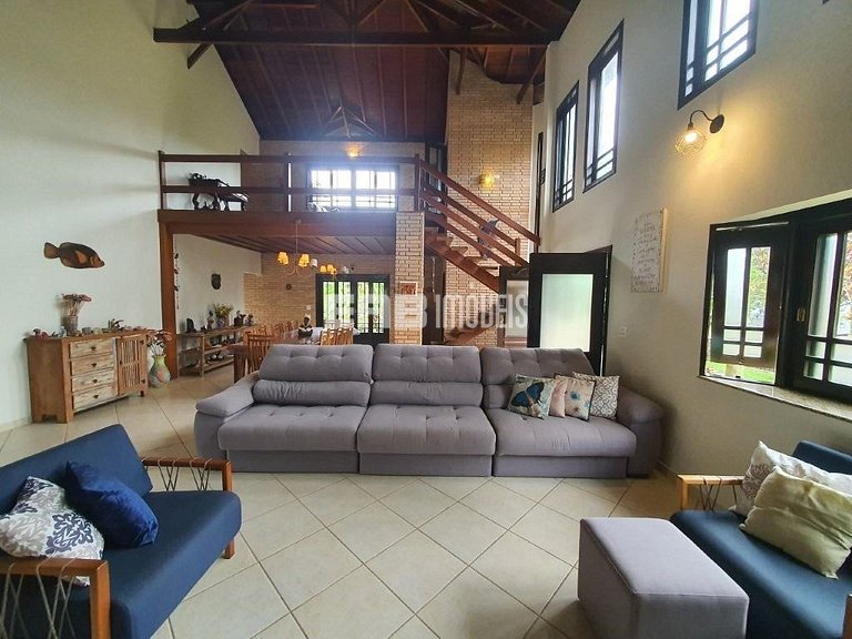 Casa com 3 dormitórios, piscina e churrasqueira