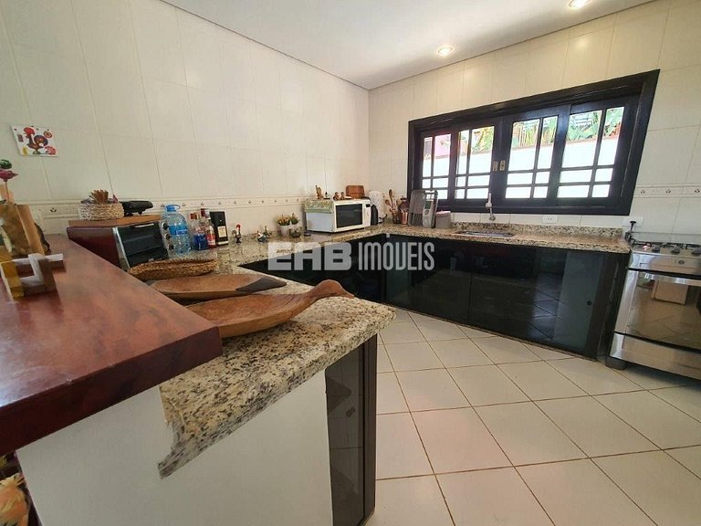 Casa com 3 dormitórios, piscina e churrasqueira