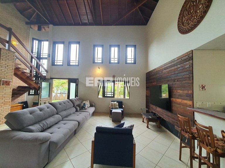 Casa com 3 dormitórios, piscina e churrasqueira