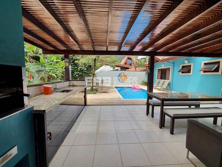 Casa com 3 dormitórios, piscina e churrasqueira