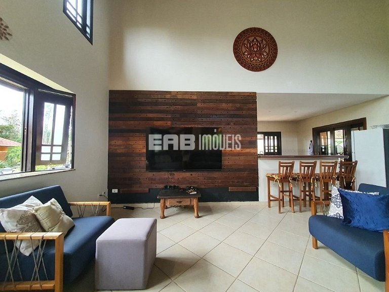 Casa com 3 dormitórios, piscina e churrasqueira