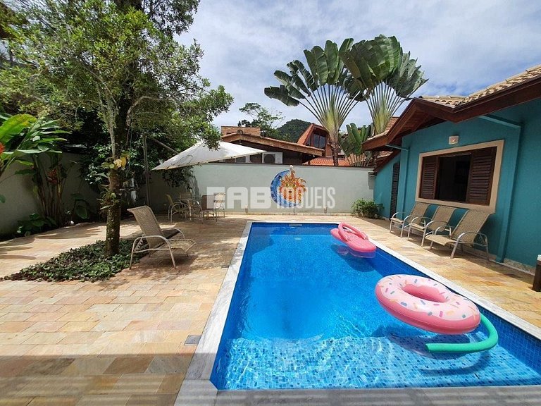 Casa com 3 dormitórios, piscina e churrasqueira