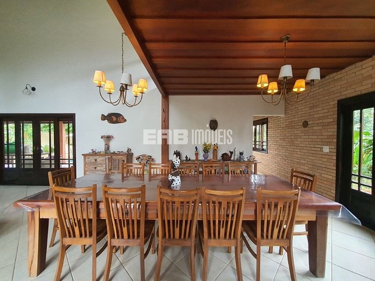 Casa com 3 dormitórios, piscina e churrasqueira