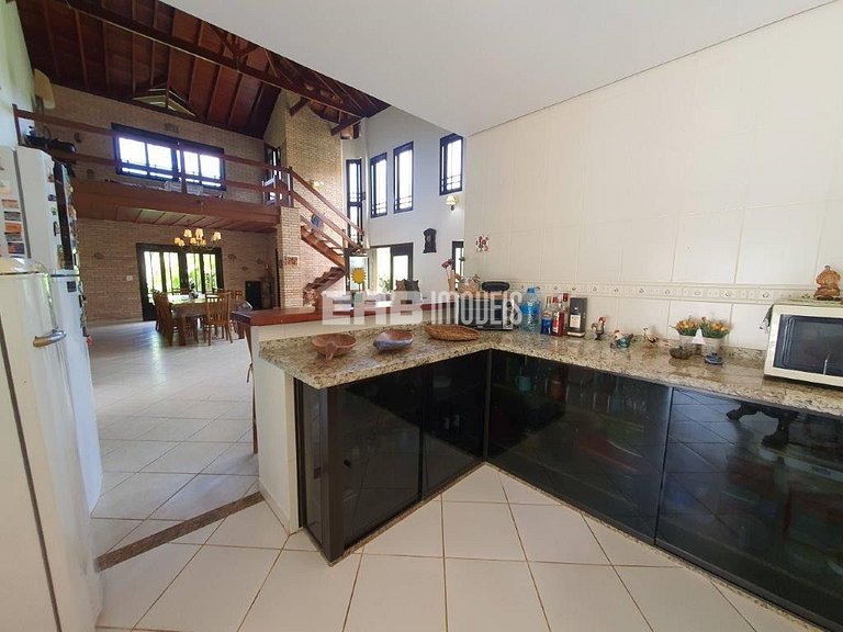 Casa com 3 dormitórios, piscina e churrasqueira