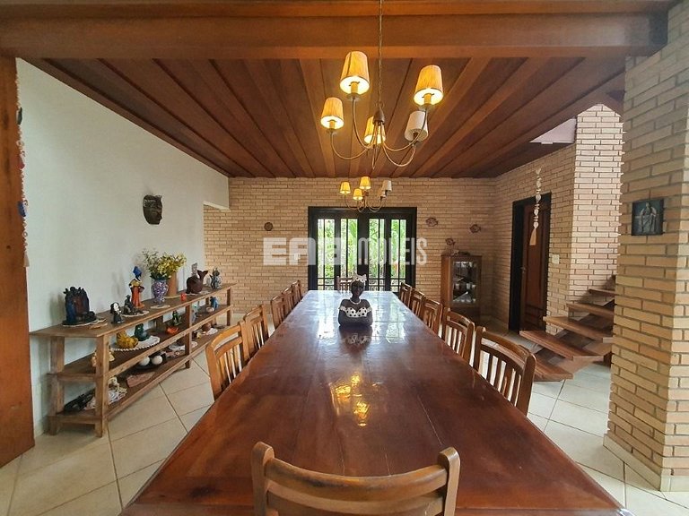 Casa com 3 dormitórios, piscina e churrasqueira