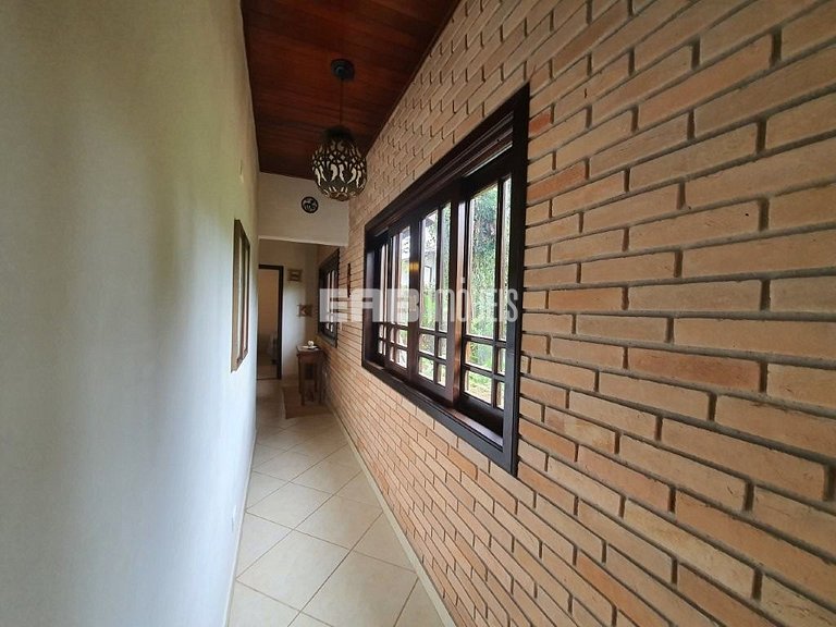 Casa com 3 dormitórios, piscina e churrasqueira