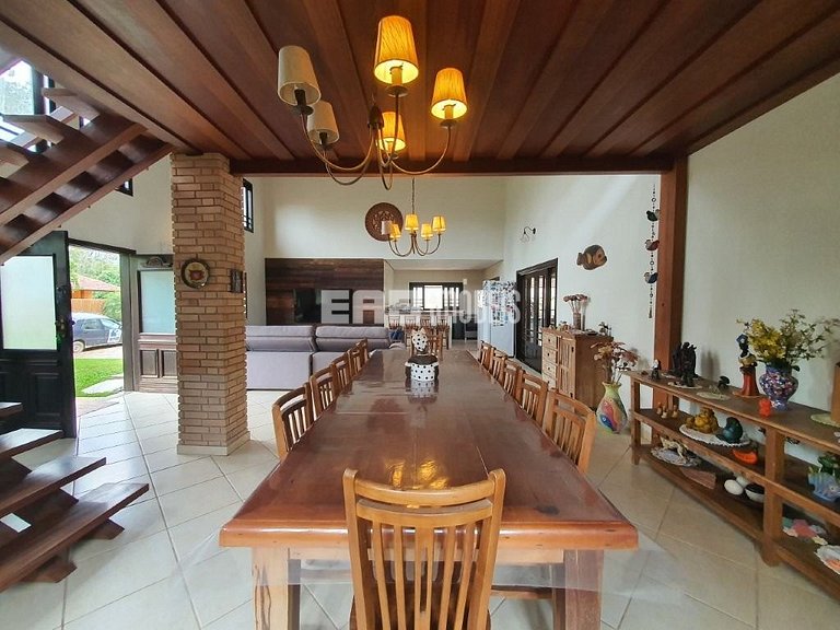 Casa com 3 dormitórios, piscina e churrasqueira