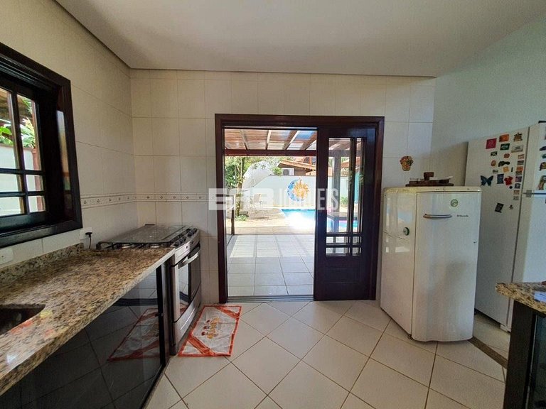 Casa com 3 dormitórios, piscina e churrasqueira