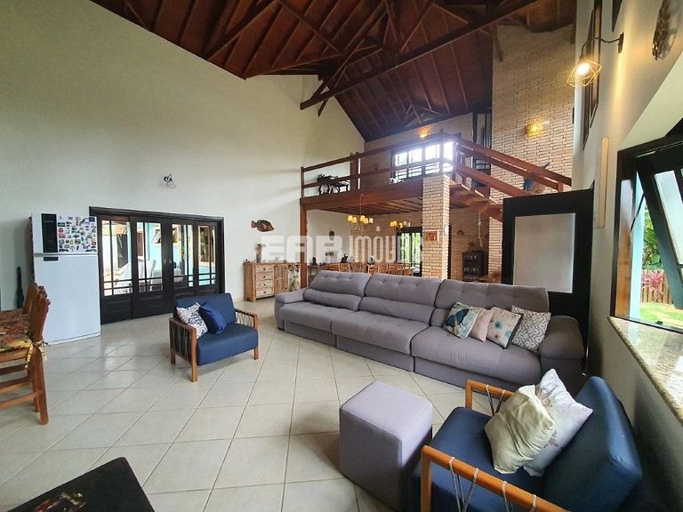 Casa com 3 dormitórios, piscina e churrasqueira