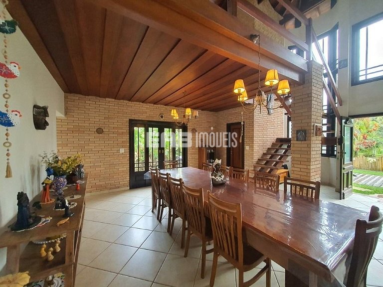 Casa com 3 dormitórios, piscina e churrasqueira