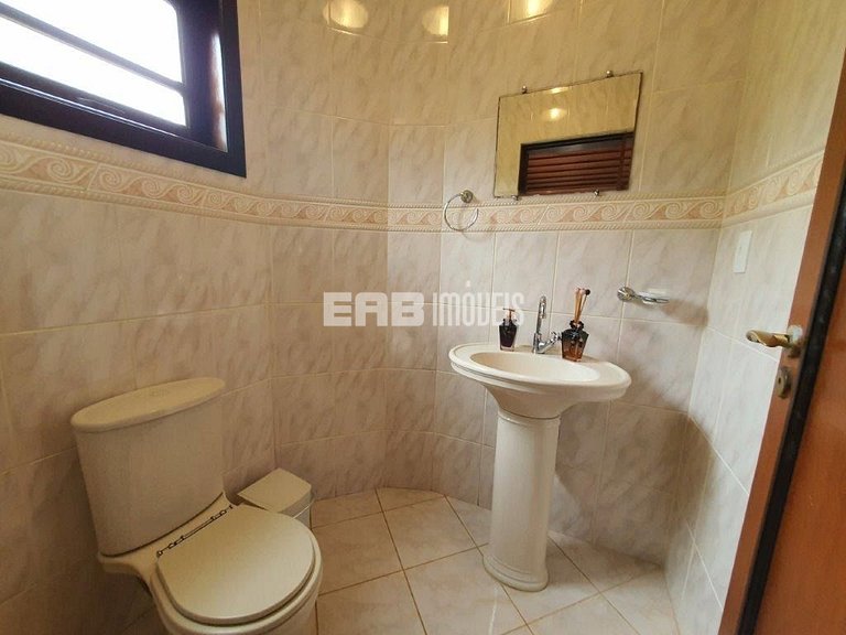 Casa com 3 dormitórios, piscina e churrasqueira