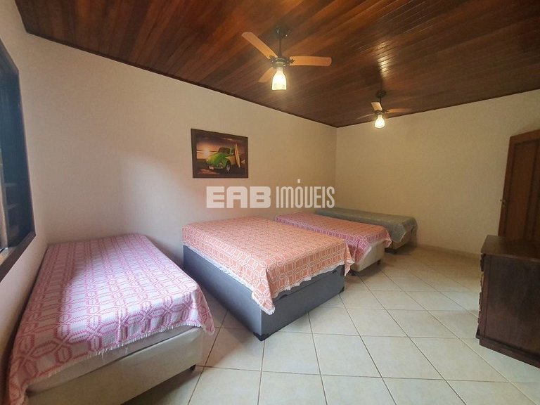 Casa com 3 dormitórios, piscina e churrasqueira