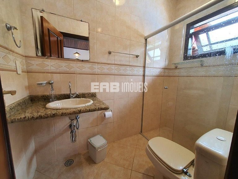 Casa com 3 dormitórios, piscina e churrasqueira