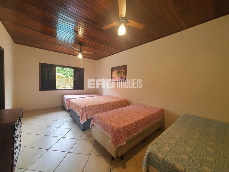 Casa com 3 dormitórios, piscina e churrasqueira