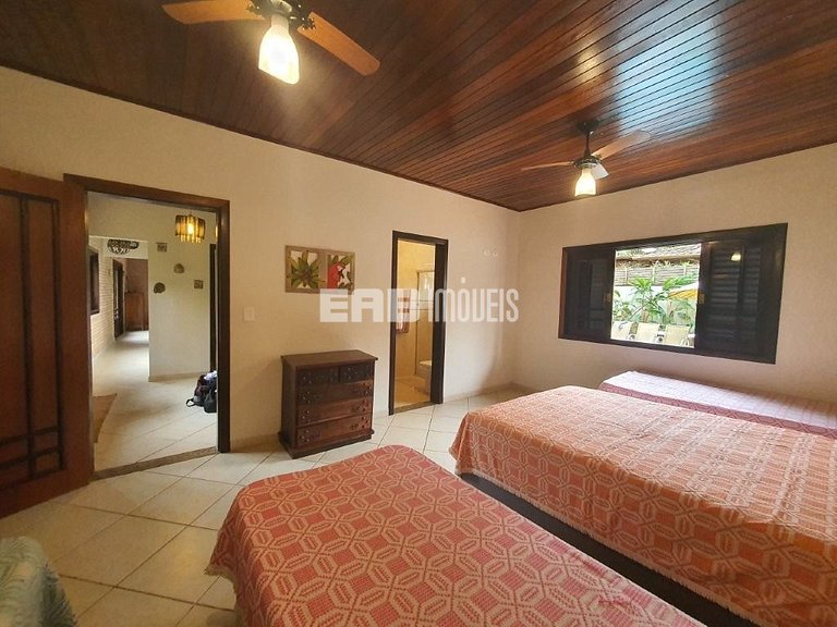 Casa com 3 dormitórios, piscina e churrasqueira