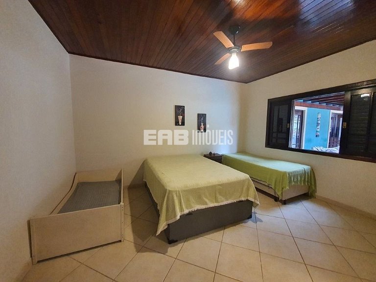 Casa com 3 dormitórios, piscina e churrasqueira