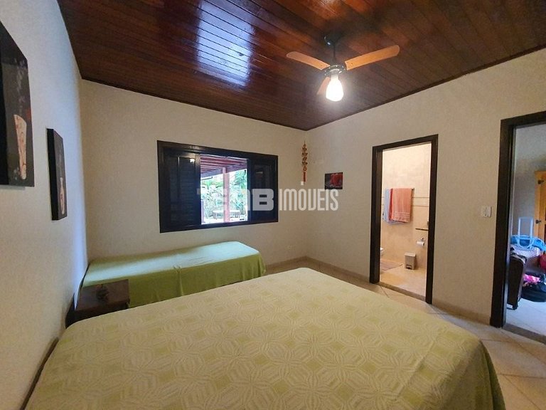 Casa com 3 dormitórios, piscina e churrasqueira