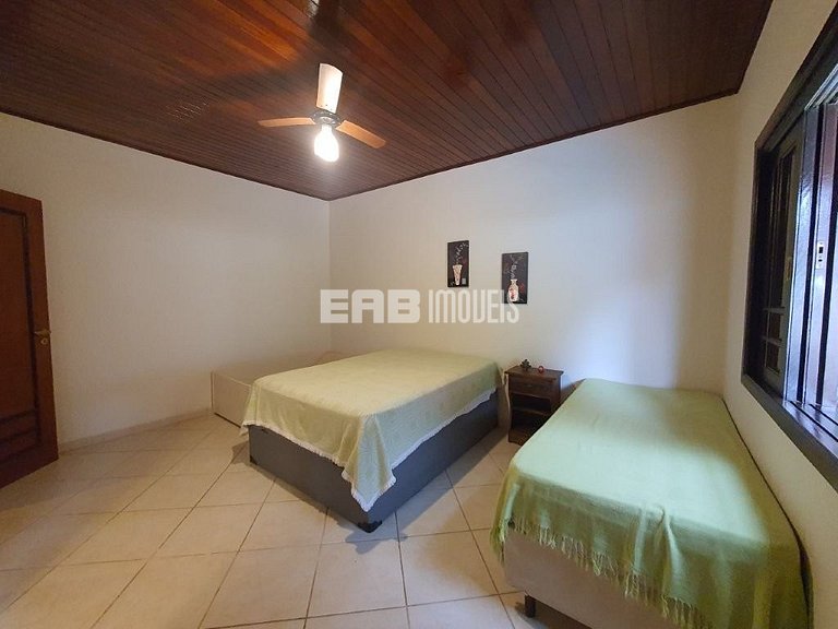 Casa com 3 dormitórios, piscina e churrasqueira