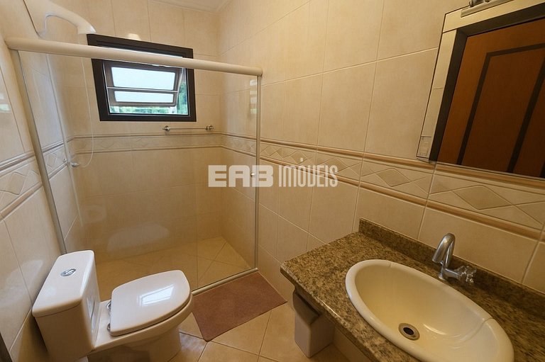 Casa com 3 dormitórios, piscina e churrasqueira