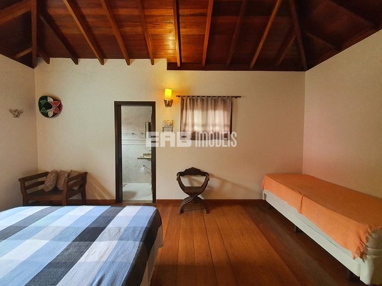 Casa com 3 dormitórios, piscina e churrasqueira