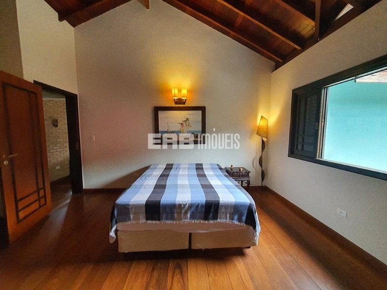 Casa com 3 dormitórios, piscina e churrasqueira