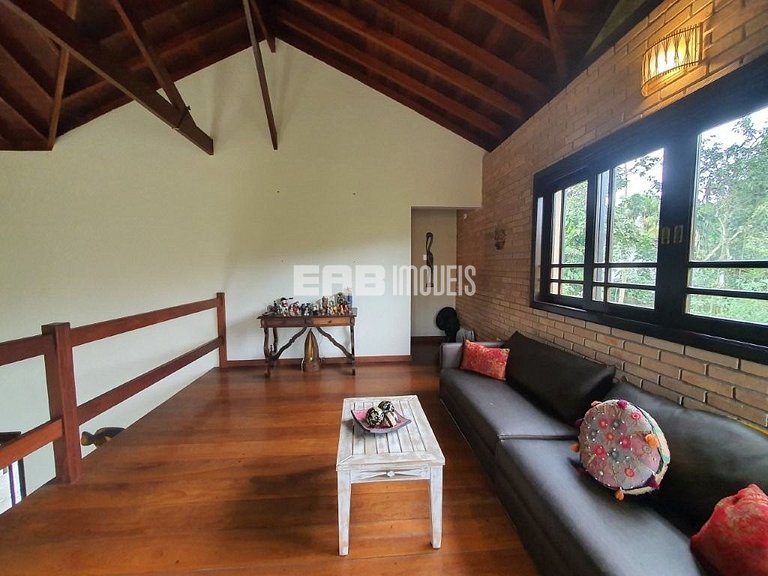 Casa com 3 dormitórios, piscina e churrasqueira