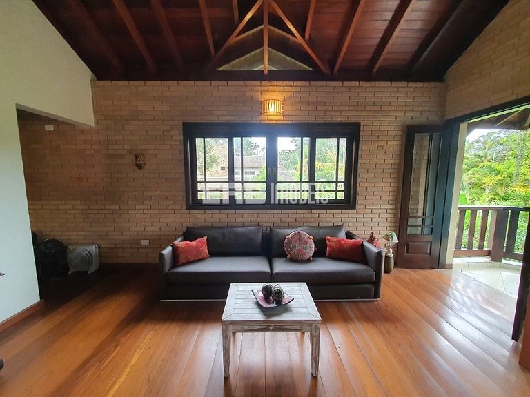 Casa com 3 dormitórios, piscina e churrasqueira