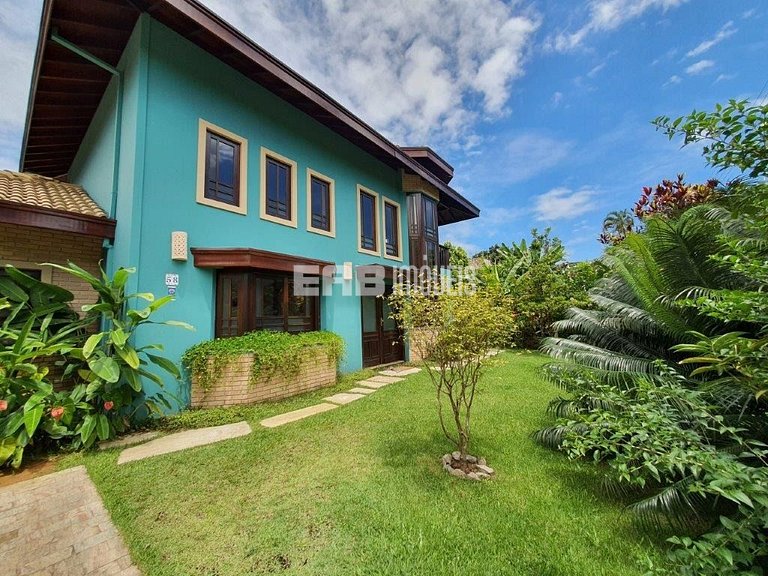 Casa com 3 dormitórios, piscina e churrasqueira