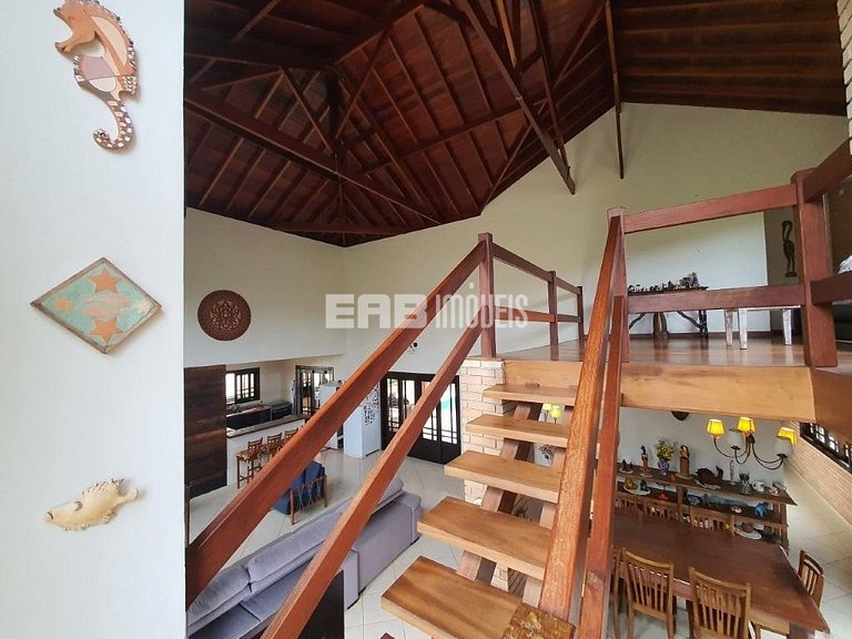 Casa com 3 dormitórios, piscina e churrasqueira