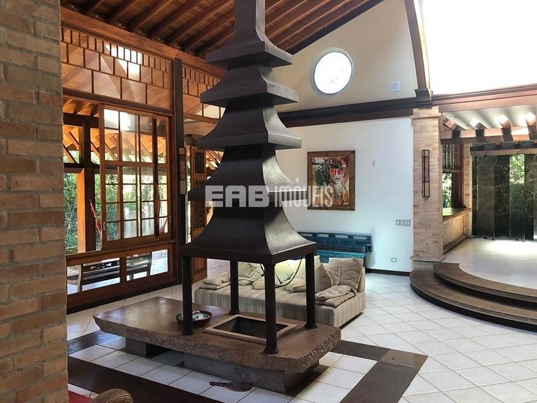 Casa com 10 suítes na praia do Prumirim