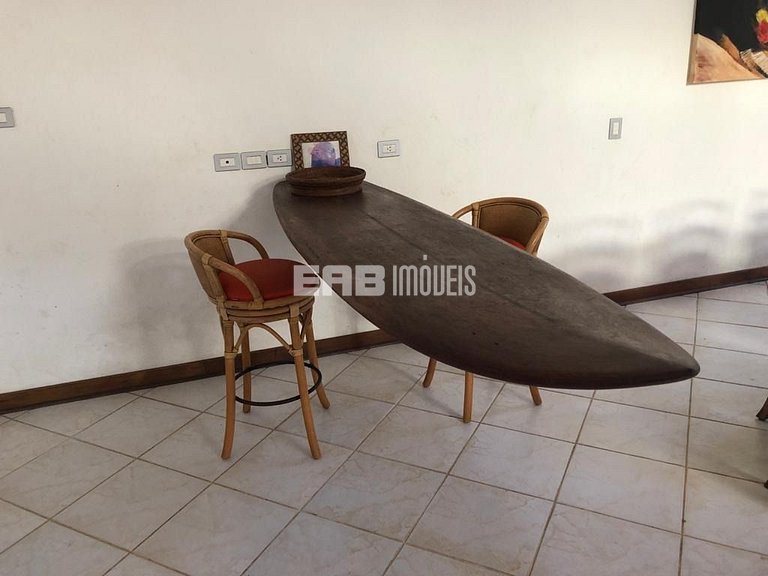 Casa com 10 suítes na praia do Prumirim