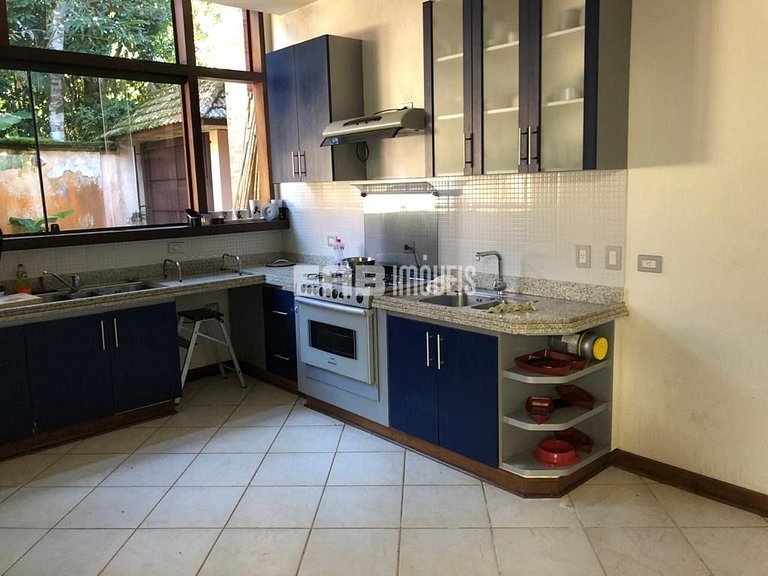 Casa com 10 suítes na praia do Prumirim