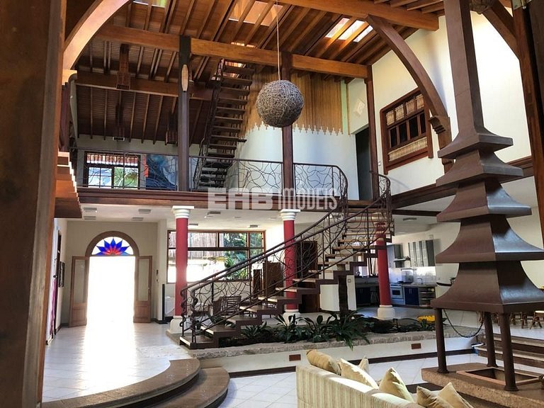 Casa com 10 suítes na praia do Prumirim