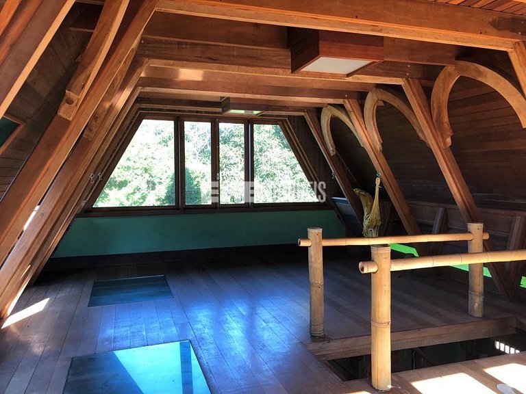 Casa com 10 suítes na praia do Prumirim