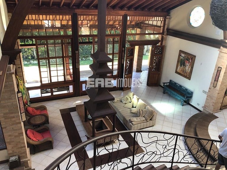 Casa com 10 suítes na praia do Prumirim