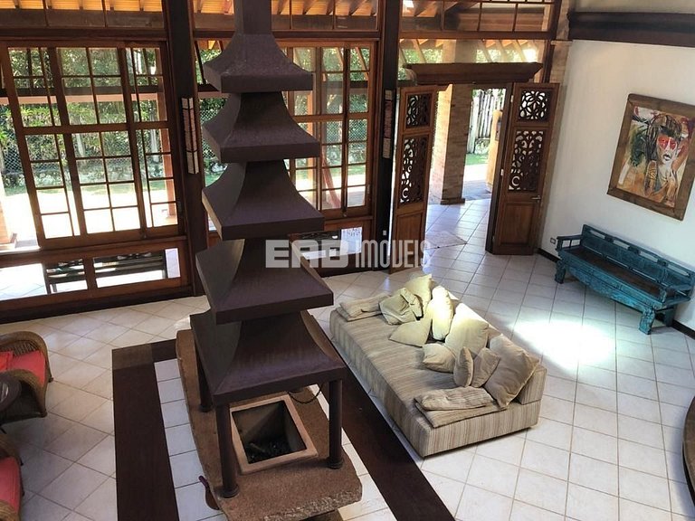 Casa com 10 suítes na praia do Prumirim