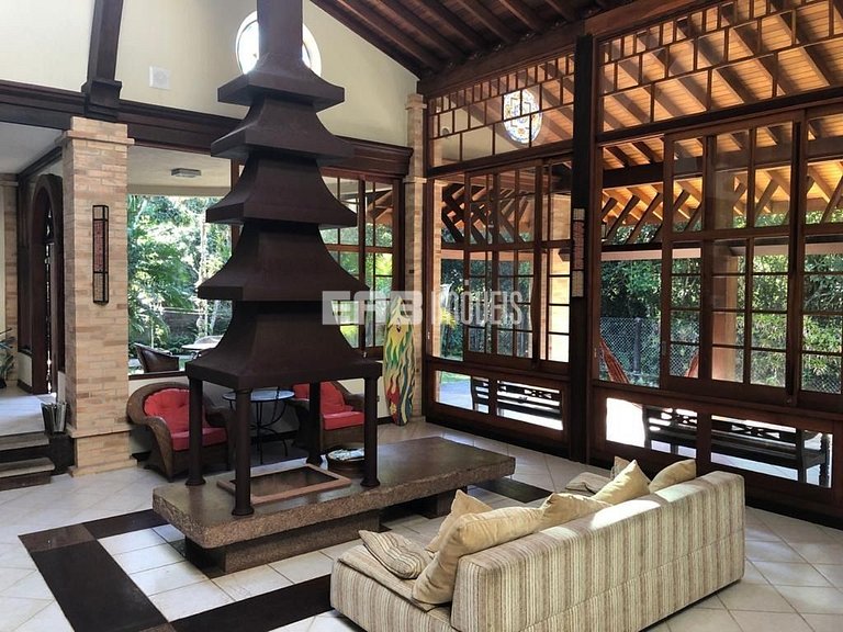 Casa com 10 suítes na praia do Prumirim