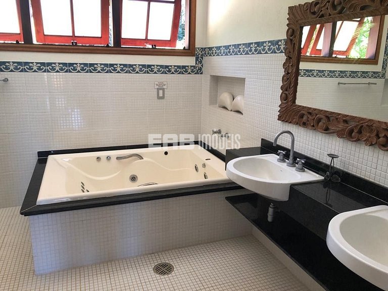 Casa com 10 suítes na praia do Prumirim