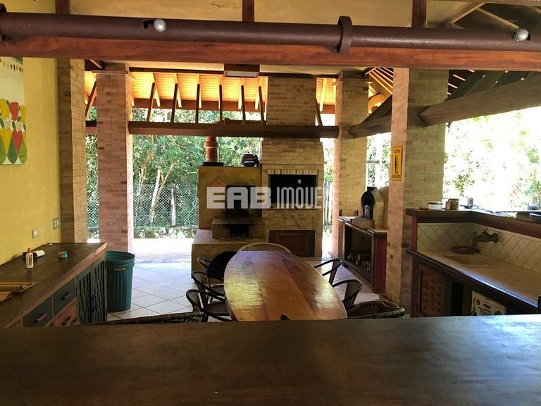 Casa com 10 suítes na praia do Prumirim