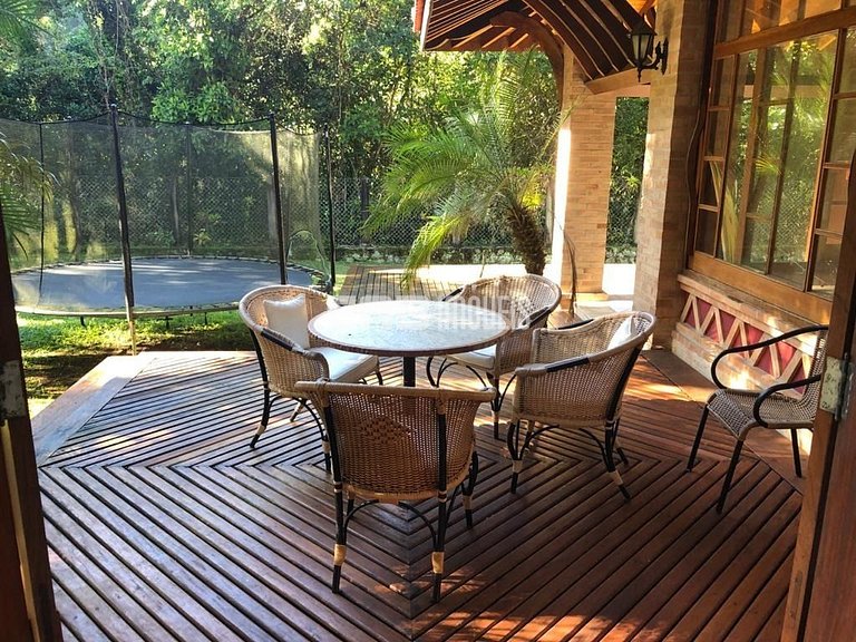 Casa com 10 suítes na praia do Prumirim