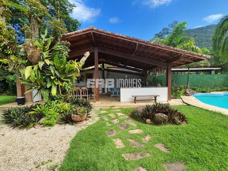 Casa com 6 dormitórios, piscina e quiosque com churrasqueira