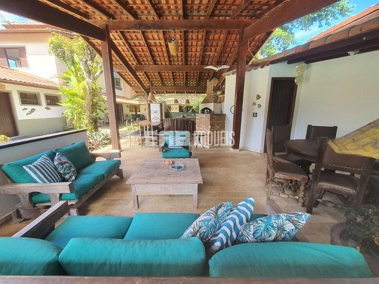 Casa com 6 dormitórios, piscina e quiosque com churrasqueira