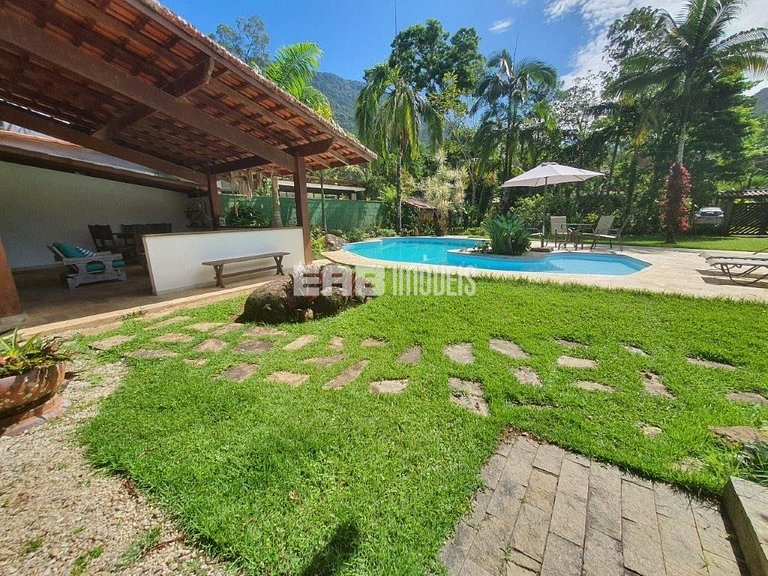 Casa com 6 dormitórios, piscina e quiosque com churrasqueira