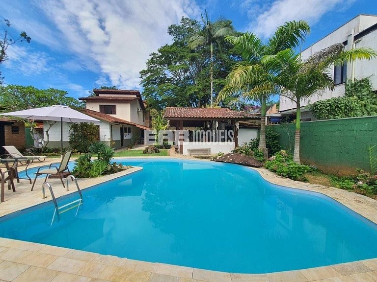Casa com 6 dormitórios, piscina e quiosque com churrasqueira