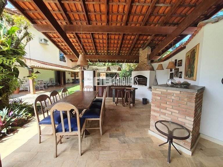 Casa com 6 dormitórios, piscina e quiosque com churrasqueira